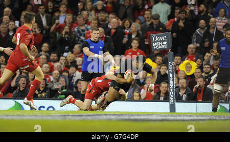 Der Neuseeländer Julian Savea (rechts) taucht ein, um beim Spiel der Dove Men Series im Millennium Stadium in Cardiff den ersten Versuch zu machen. Stockfoto