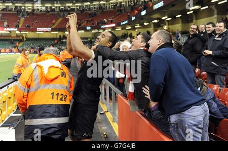 Der Neuseeländer Jerome Kaino macht nach dem Spiel der Dove Men Series im Millennium Stadium in Cardiff ein Sefie mit den Fans. Stockfoto