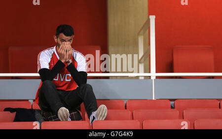 *Alternate Crop* ein Arsenal-Fan ist nach dem letzten Pfiff im Barclays Premier League-Spiel im Emirates Stadium, London, in der Tribüne niedergeschlagen. DRÜCKEN Sie VERBANDSFOTO. Bilddatum: Samstag, 22. November 2014. Siehe PA Geschichte FUSSBALL Arsenal. Bildnachweis sollte Mike Egerton/PA Wire lesen. . . Stockfoto