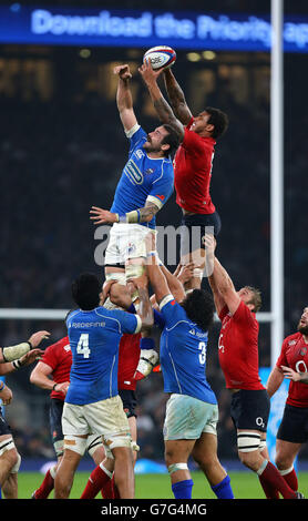 Samoas Kane Thompson (links) fordert Englands Courtney Lawes (rechts) während des QBE International-Spiels in Twickenham, London, heraus. Stockfoto