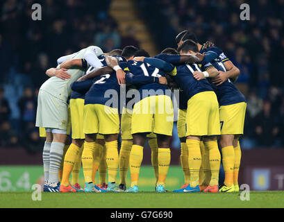 Fußball - Barclays Premier League - Aston Villa gegen Southampton - Villa Park. Southampton-Spieler müssen vor dem Anpfiff eine Gruppe spielen Stockfoto