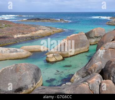 Große südliche Ozean Seelandschaft mit großen abgerundeten Granit Felsformationen im Elephant Cove in Dänemark, Western Australia. Stockfoto