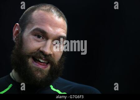 Boxen - BBBofC British Heavyweight Title und EBU Heavyweight Title - Dereck Chisora V Tyson Fury - Tyson Fury Media Work Out.... Boxer Tyson Fury während eines Medientrainers im „Pfau Gym“ in London. Stockfoto