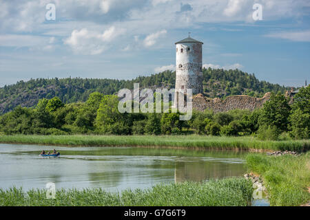 Die Bucht von Slatbaken und Hamnkrog Burg Mittsommer in Schweden. Stockfoto