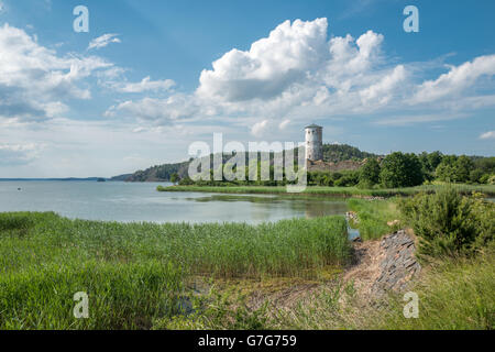 Die Bucht von Slatbaken und Hamnkrog Burg Mittsommer in Schweden. Stockfoto