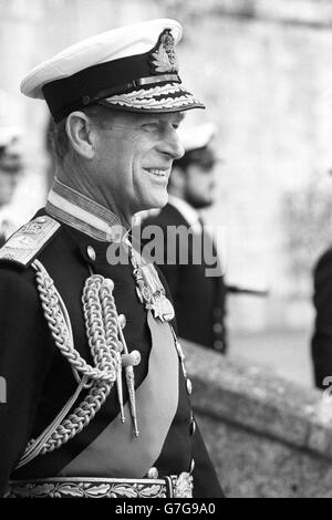 Der Herzog von Edinburgh bei der Passing-Parade des Britannia Royal Naval College, wo sein 20-jähriger Sohn Prinz Andrew gerade seine siebenmonatige Ausbildung bei den Midshipmen absolviert hat. Stockfoto