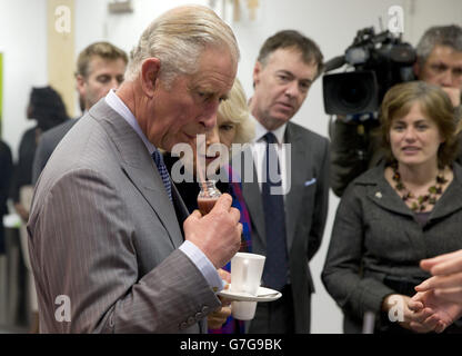 Der Prinz von Wales trinkt einen Schluck eines Acai-Palmbeer-Smoothie-Getränks während eines Besuchs der Herzogin von Cambridge beim britischen Fernsehsender Sky in London. Stockfoto