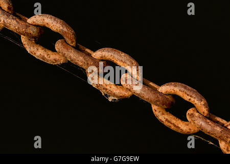 Fragment einer rostigen Anker-Schaltung auf schwarzem Hintergrund Stockfoto