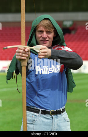 Fußball - FA CUP FINALE FOTOCALL - Nottingham Forest - Spieler mit Pfeil und Bogen. Stuart Pearce Stockfoto