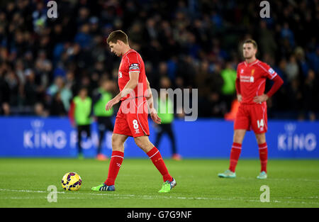 Steven Gerrard aus Liverpool erscheint niedergeschlagen, nachdem sie während des Spiels der Barclays Premier League im King Power Stadium in Leicester ein Tor zugestanden haben. DRÜCKEN Sie VERBANDSFOTO. Bilddatum: Dienstag, 2. Dezember 2014. Siehe PA Geschichte FUSSBALL Leicester. Bildnachweis sollte Joe Giddens/PA Wire lesen. . . Stockfoto