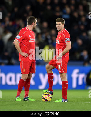 Steven Gerrard und Rickie Lambert (links) von Liverpool, nachdem sie während des Spiels der Barclays Premier League im King Power Stadium, Leicester, ein Tor zugestehen haben. DRÜCKEN SIE VERBANDSFOTO. Bilddatum: Dienstag, 2. Dezember 2014. Siehe PA Story SOCCER Leicester. Auf dem Foto sollte Joe Giddens/PA Wire stehen. Maximal 45 Bilder während eines Matches. Keine Videoemulation oder Promotion als „live“. Keine Verwendung in Spielen, Wettbewerben, Werbeartikeln, Wetten oder Einzelclub-/Spielerdiensten. Keine Verwendung mit inoffiziellen Audio-, Video-, Daten-, Spiele- oder Club/League-Logos. Stockfoto