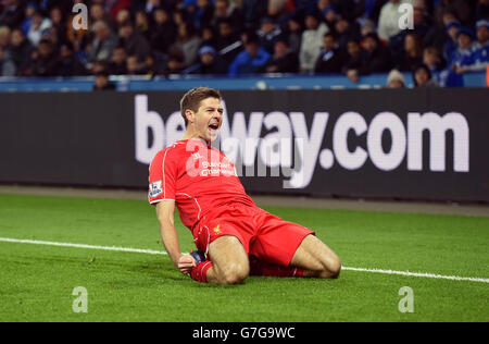 Steven Gerrard aus Liverpool feiert das zweite Tor seiner Seite während des Spiels der Barclays Premier League im King Power Stadium, Leicester. DRÜCKEN SIE VERBANDSFOTO. Bilddatum: Dienstag, 2. Dezember 2014. Siehe PA Story SOCCER Leicester. Auf dem Foto sollte Joe Giddens/PA Wire stehen. Maximal 45 Bilder während eines Matches. Keine Videoemulation oder Promotion als „live“. Keine Verwendung in Spielen, Wettbewerben, Werbeartikeln, Wetten oder Einzelclub-/Spielerdiensten. Keine Verwendung mit inoffiziellen Audio-, Video-, Daten-, Spiele- oder Club/League-Logos. Stockfoto