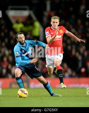 James Wilson von Manchester United und Marc Wilson von Stoke City (links) kämpfen während des Spiels der Barclays Premier League in Old Trafford, Manchester, um den Ball. DRÜCKEN Sie VERBANDSFOTO. Bilddatum: Dienstag, 2. Dezember 2014. Siehe PA Geschichte FUSSBALL man Utd. Bildnachweis sollte lauten: Martin Rickett/PA Wire. . . Stockfoto