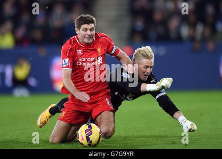 Liverpools Steven Gerrard (links) und Leicester Citys Torwart Kasper Schmeichel fordern den Ball während des Spiels der Barclays Premier League im King Power Stadium, Leicester. DRÜCKEN SIE VERBANDSFOTO. Bilddatum: Dienstag, 2. Dezember 2014. Siehe PA Story SOCCER Leicester. Auf dem Foto sollte Joe Giddens/PA Wire stehen. Stockfoto