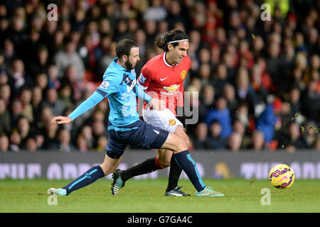 Radamel Falcao von Manchester United und Marc Wilson von Stoke City (links) kämpfen während des Spiels der Barclays Premier League in Old Trafford, Manchester, um den Ball. DRÜCKEN SIE VERBANDSFOTO. Bilddatum: Dienstag, 2. Dezember 2014. Siehe PA-Story SOCCER man Utd. Bildnachweis sollte lauten: Martin Rickett/PA Wire. Maximal 45 Bilder während eines Matches. Keine Videoemulation oder Promotion als „live“. Keine Verwendung in Spielen, Wettbewerben, Werbeartikeln, Wetten oder Einzelclub-/Spielerdiensten. Keine Verwendung mit inoffiziellen Audio-, Video-, Daten-, Spiele- oder Club/League-Logos. Stockfoto