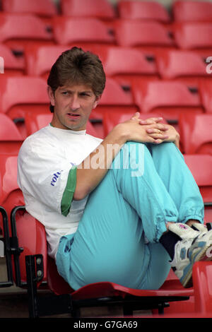 Fußball - FA CUP FINALE FOTOCALL - Nottingham Forest -Spieler sitzt auf Tribünen. Garry Parker Stockfoto