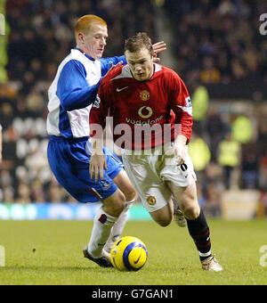 Wayne Rooney von Manchester United kämpft gegen Ben Watson von Crystal Palace. Stockfoto