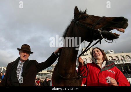 Gewinner-Trainer Hurrikan Fly mit Trainer Willie Mullins im Paradering, nachdem er am Hurdle Day des BHP Insurance Champion auf der Leopardstown Racecourse in Dublin die Hürde des irischen BHP Insurance Champion gewonnen hatte. DRÜCKEN SIE ASOCIATION Photo. Bilddatum: Sonntag, 25. Januar 2015. Siehe PA Geschichte RENNEN Leopardstown. Das Foto sollte lauten: Brian Lawless/PA Wire Stockfoto