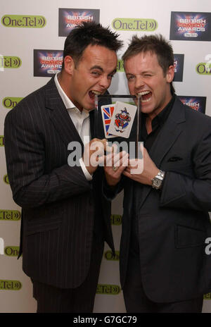ANT McPartlin (links) und Declan Donnelly mit ihrer gemeinsamen Auszeichnung für die beste Persönlichkeit im Bereich Comedy Entertainment. Stockfoto