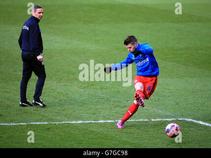 Fußball - FA Cup - vierte Runde - Cardiff City gegen Reading - Cardiff City Stadium. Oliver Norwood von Reading wird während des Warm-Up von Trainer Kevin Keen (links) beobachtet Stockfoto