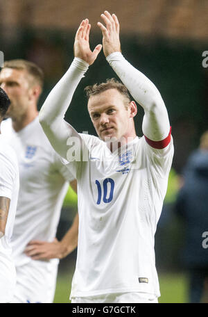 Der englische Wayne Rooney applaudiert den Fans nach dem letzten Pfiff Stockfoto