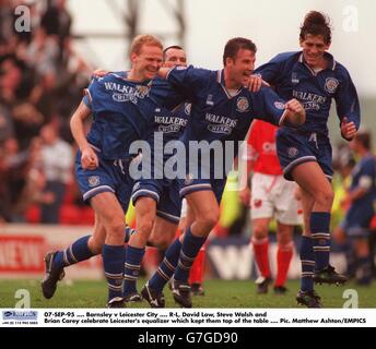 07-SEP-95 .... Barnsley V Leicester City .... R-L, David Low, Steve Walsh und Brian Carey feiern Leicester Equalizer, die sie oben auf dem Tisch gehalten Stockfoto