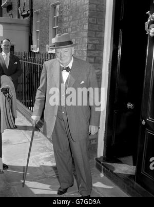 Sir Winston Churchill vor seinem Haus am Hyde Park Gate, bevor es zum Flughafen London geht. Er flog nach Nizza, um in Lord Beaverbrooks Villa in Cap-d'Ail zu bleiben. Stockfoto