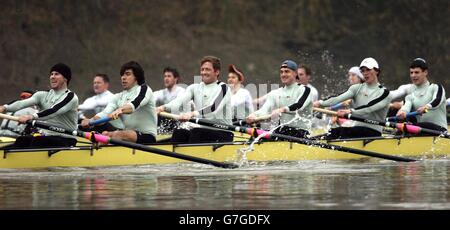 Cambridge Trial Acht Boote 'Whakamanawa' mit Besatzung (von rechts nach links) Colin Scott (Trinity Hall), Jonathan Goulet (Christ's), Volker Utesch (St. Edmunds), Sebastian Schulte, (Gonville & Caius), Steffen Buschbacher (St. Catharaine's), Luke Walton (St. Edmunds) Rennen gegen das Team 'Kaha' (hinten), während sie sich der Hammersmith Bridge in London nähern. Die Besatzung von Whakamanawa (Maori for Honor) gewann gegen die Besatzung von Kaha (Maori for Strength), um als Vertreter von Cambridge gegen die Oxford Eight vorzugehen. Stockfoto