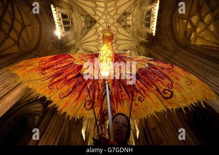 Irene Cooper von Sarisbury Green mit ihrer Phoenix Laterne bei Winchester Cathedral während der Eröffnungsnacht der Winchester Cathedral Christmas Markt und Eisbahn Stockfoto