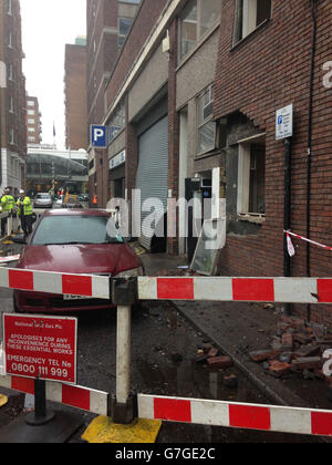 Die Szene im Churchill Hyatt Regency Hotel am Portman Square, im Zentrum von London, als Ermittlungen in einer Explosion im Top-Hotel in London laufen, die vermutlich durch ein Gasleck verursacht wurde. Stockfoto