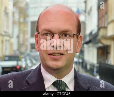 Der UKIP-Politiker Mark Reckless kommt zu einer Konferenz der Brügge-Gruppe nach der Rochester-Wahl und der Nachwahl in der Princess Alexandra Hall, der Royal Over-Seas League und im Over-Seas House im Zentrum von London. Stockfoto