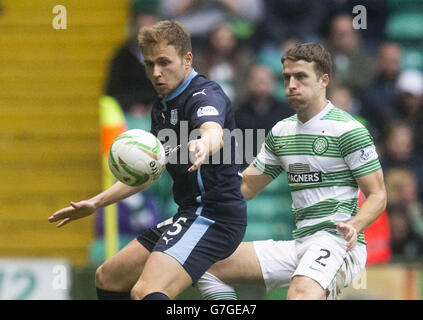 Soccer - SPFL Premiership - Celtic / Dundee - Celtic Park. Celtic's Adam Matthews (rechts) und Dundees Greg Stewart (links) während des Spiels der schottischen Premiership im Celtic Park, Glasgow. Stockfoto