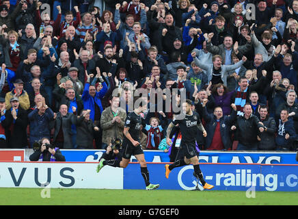 Burnleys Danny Ings feiert sein erstes Tor während des Barclays Premier League-Spiels im Britannia Stadium, Stoke-on-Trent. Stockfoto