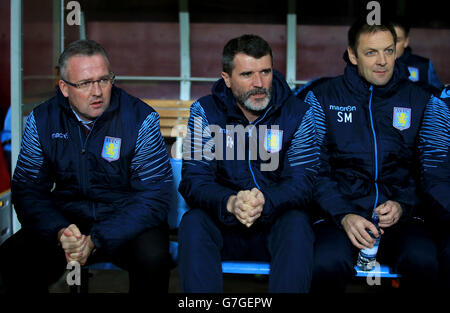 Aston Villa Manager Paul Lambert (links), Assistant Manager Roy Keane und der erste Teamtrainer Scott Marshall während des Spiels der Barclays Premier League im Villa Park, Birmingham. DRÜCKEN SIE VERBANDSFOTO. Bilddatum: Montag, 24. November 2014. Siehe PA Story SOCCER Villa. Auf dem Foto sollte Nick Potts/PA Wire stehen. Maximal 45 Bilder während eines Matches. Keine Videoemulation oder Promotion als „live“. Keine Verwendung in Spielen, Wettbewerben, Werbeartikeln, Wetten oder Einzelclub-/Spielerdiensten. Keine Verwendung mit inoffiziellen Audio-, Video-, Daten-, Spiele- oder Club/League-Logos. Stockfoto