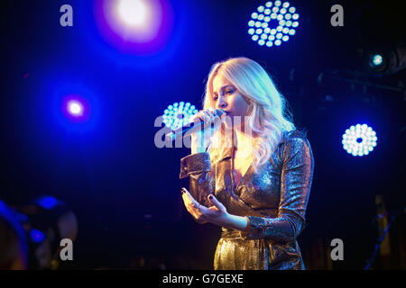 Pixie Lott spielt einen geheimen Gig in Under the Bridge im Westen Londons, um ihr neues Album Platinum Pixie zu veröffentlichen. Stockfoto