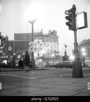 Die Werbeschilder im Piccadilly Circus sind zu Ehren von Sir Winston Churchill ausgeschaltet. Stockfoto