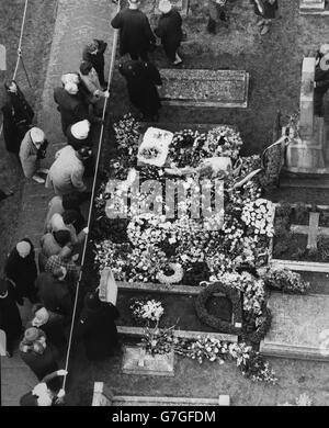 Blumen bedecken das Grab von Sir Winston Churchill in Bladon Churchyard, Oxfordshire, wo Tausende von Menschen Schlange standen, um ihren Respekt zu zollen. Stockfoto