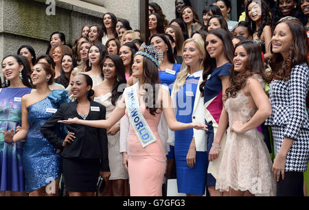 Miss World 2014 Fotocall - London. Miss World-Teilnehmer posieren während des Miss World 2014-Fotoanrufs im Marriot Hotel, London. Stockfoto