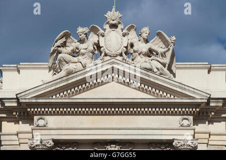 Statuen von Allegorien auf die Fassade des großen Theaters in Wien (Österreich). Stockfoto