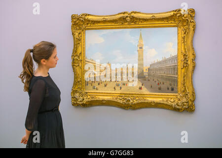 Ein Mitarbeiter von Sotheby sieht Venedig, den Markusplatz, der nach Osten in Richtung der Basilika von Canaletto in Sotheby's Galerie in Mayfair, London, die Teil ihres Old Master & British Paintings Evening Sale ist. Stockfoto