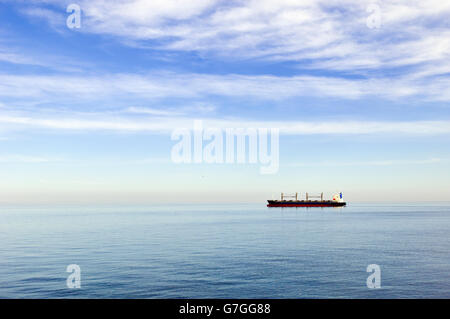 Ein Frachtschiff, das Überschreiten der Juan de Fuca Strait zwischen Victoria, Kanada und Port Angeles, Vereinigte Staaten Stockfoto