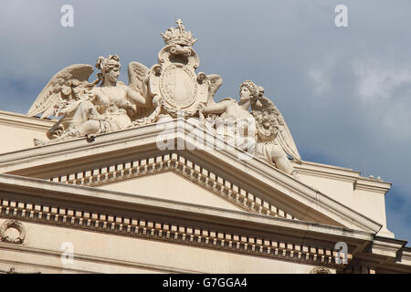 Statuen von Allegorien auf die Fassade des großen Theaters in Wien (Österreich). Stockfoto