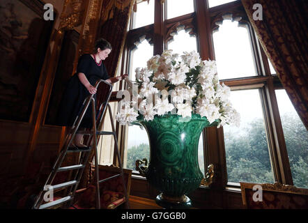 Die Kuratorin des Royal Collection Trust Sally Goodsir bringt die Weihnachtsausstellung in den State Apartments im Windsor Castle in Berkshire zum Abschluss. Stockfoto