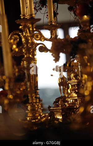 Das von Prince Albert entworfene Mittelstück mit vier der Lieblingshunde von Prince Albert und Queen Victoria, das Teil der Weihnachtssemblierung im State Dining Room im Windsor Castle in der Stadt von Rukshire ist. Stockfoto