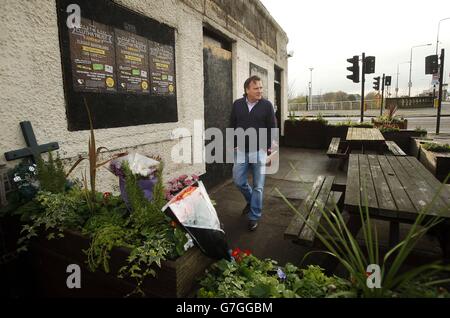 Clutha-Besitzer Alan Crossan vor dem Clutha in Glasgow, Schottland, wo vor fast einem Jahr ein Hubschrauber abgestürzt ist. Stockfoto