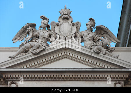 Statuen von Allegorien auf die Fassade des großen Theaters in Wien (Österreich). Stockfoto