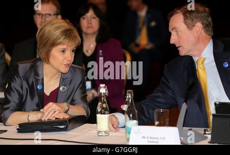 Die schottische Premierministerin Nicola Sturgeon spricht mit dem irischen Premierminister Enda Kenny während einer Sitzung des British Irish Council im Hotel Villa Marina in Douglas auf der Isle of man. Stockfoto