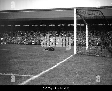 Malcolm Finlayson, Torwart von Wolverhampton in Aktion. Stockfoto