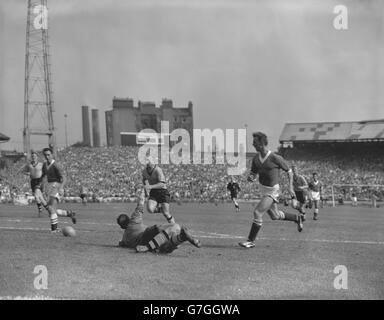 Mit Malcolm Finlayson, Torhüter von Wolverhampton Wanderers, am Boden und Billy Wright (Mitte), der in der Mitte läuft, geht der Ball an Chelsea Inside-Right Jimmy Greaves (l), um beim Spiel der ersten Division in Stamford Bridge, London, ein Tor zu schießen. Stockfoto