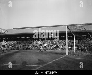 Malcolm Finlayson (Wolverhampton-Torwart) schlägt den Ball klar mit Bill Slater (Wolverhampton) und Pat O'Connell (Fulham) ebenfalls im Bild. Stockfoto